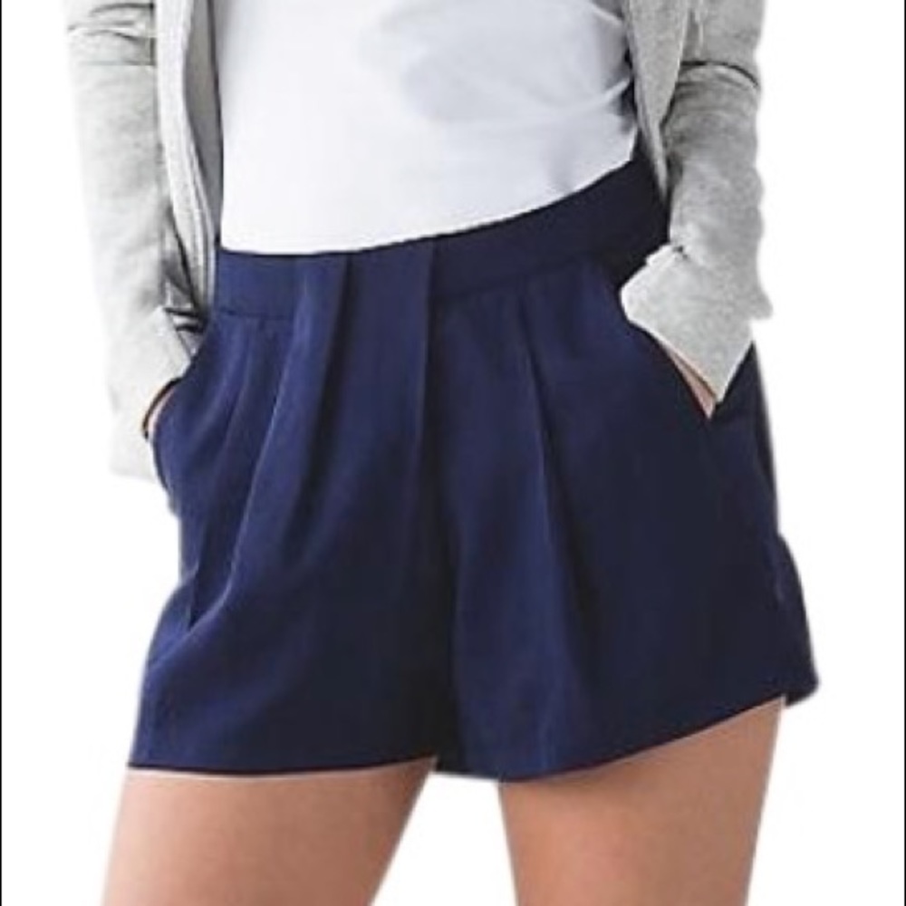 Rare Lulu 🍋 pleated shorts